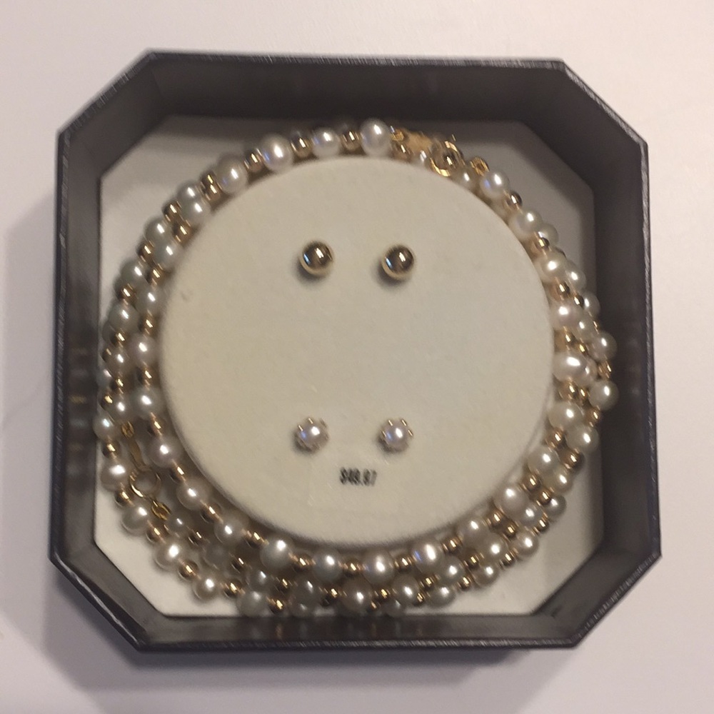 Boxed set of jewelry